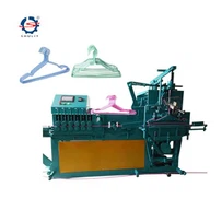 Hanger die machine maakt